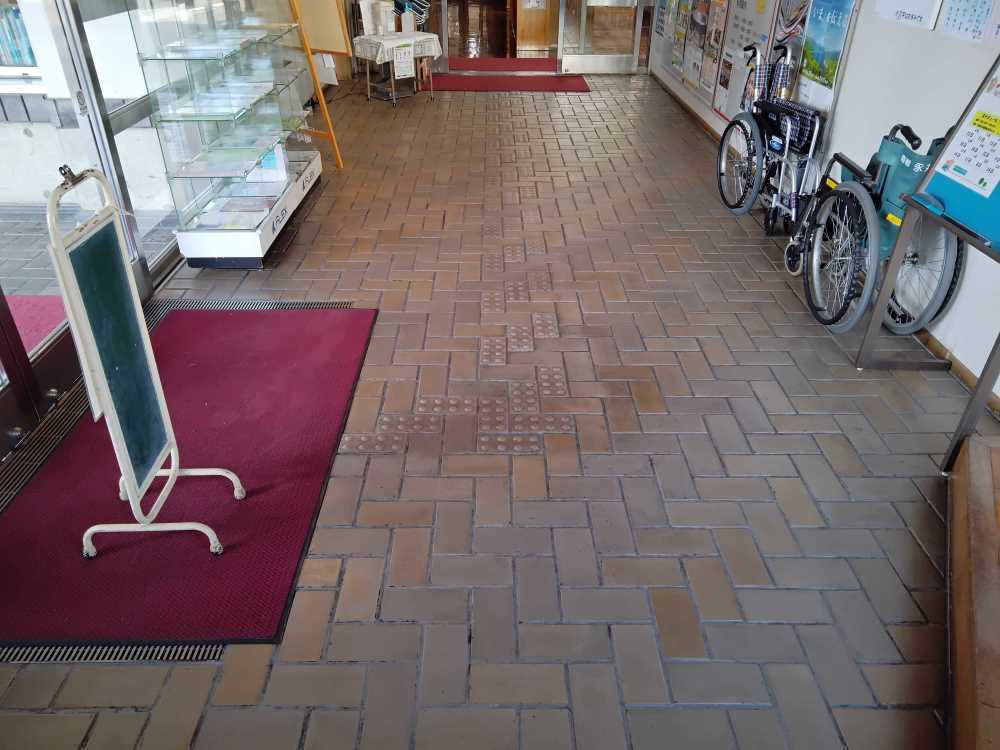 図書館玄関に設置している点字ブロックの写真