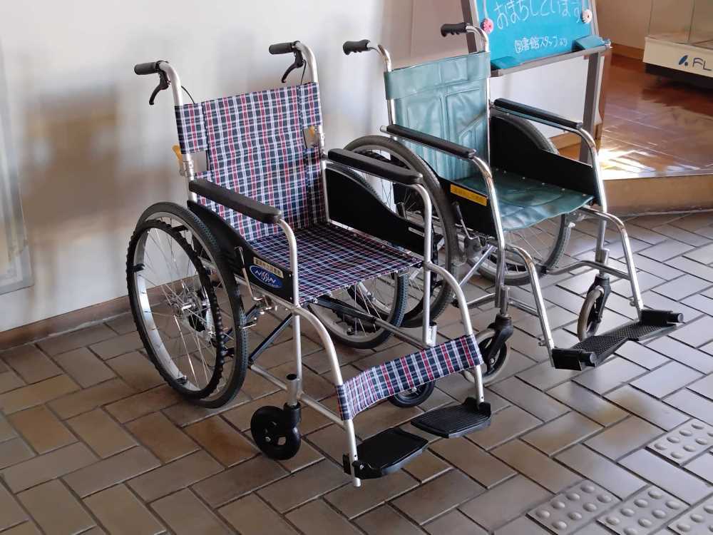 図書館に常備している車いすの画像