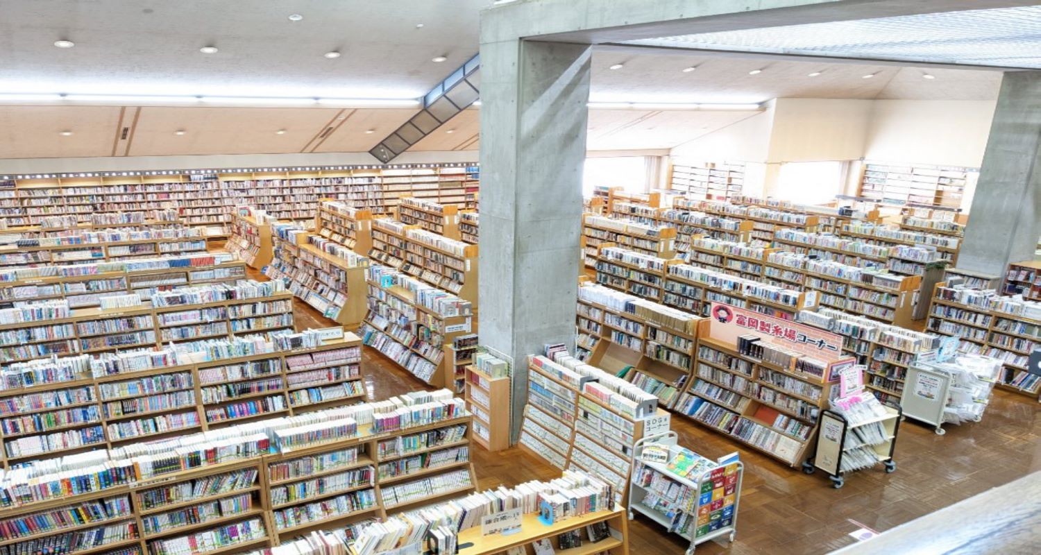 富岡市立図書館の内観